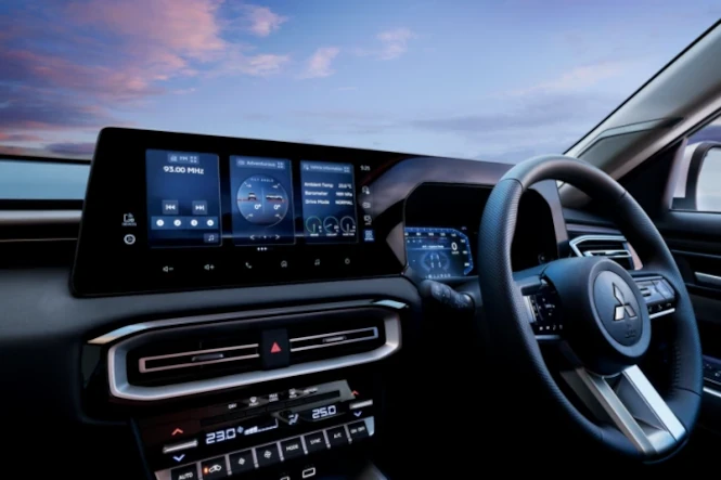 mitsubishi-destinator-Audio-Display-12.3-Inci-dengan-Konektivitas-Smartphone
