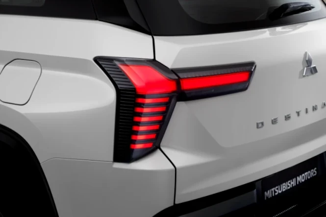 mitsubishi-destinator-Lampu-Belakang-Berbentuk-T-Shape